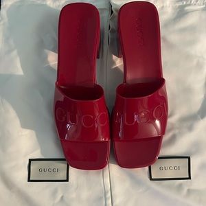 Women's slide sandal with Gucci logo